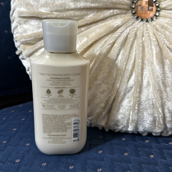 BATH & BODY WORKS SET. . . SNOWFLAKES & CASHMERE SCENT - Picture 4 of 6